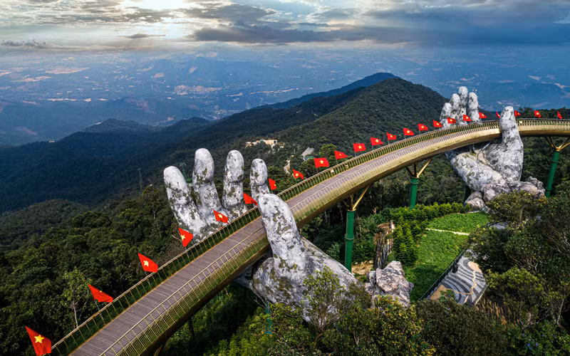 Cầu Vàng Đà Nẵng tiếp tục gây ấn tượng với các chuyên gia du lịch và du khách quốc tế tại WTA 2021. Ảnh: ST