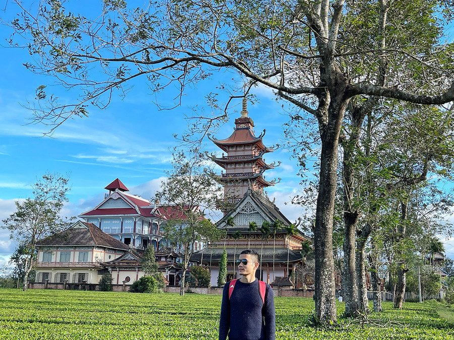 Chùa cổ Bửu Minh nằm giữa đồng trà có lịch sử hình thành hàng thế kỷ là một trong những thắng cảnh nổi tiếng của du lịch Gia Lai. Ảnh: Hoàng Ngọc