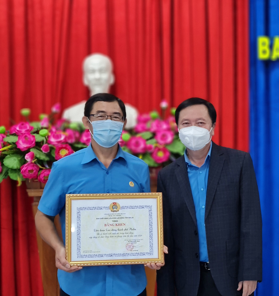  Lãnh đạo Liên đoàn Lao động tỉnh trao bằng khen của Liên đoàn Lao động tỉnh cho Liên đoàn Lao động TP. Pleiku vì có thành tích xuất sắc trong phong trào thi đua và hoạt động Công đoàn năm 2021. Ảnh: Bá Bính