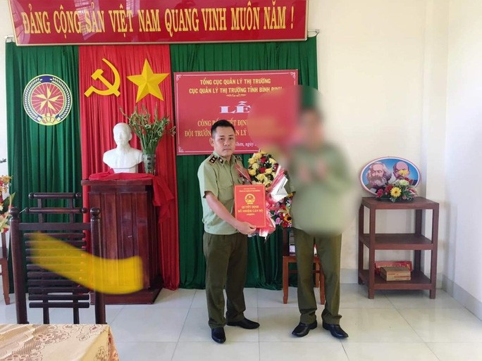 Ông Nguyễn Văn Danh (bên trái) trong lúc nhận quyết định bổ nhiệm giữ chức Đội trưởng Đội QLTT số 1