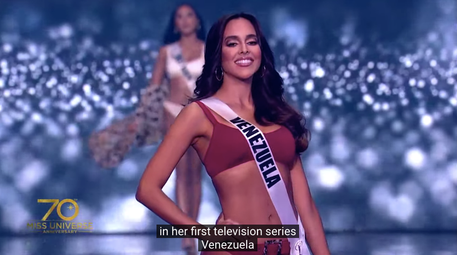 Mỹ nhân Venezuela mang đến màn trình diễn đẹp mắt trên sân khấu đêm bán kết Hoa hậu Hoàn vũ. Cô sở hữu body săn chắc, chiều cao nổi bật 1,78m. Ảnh: Chụp màn hình