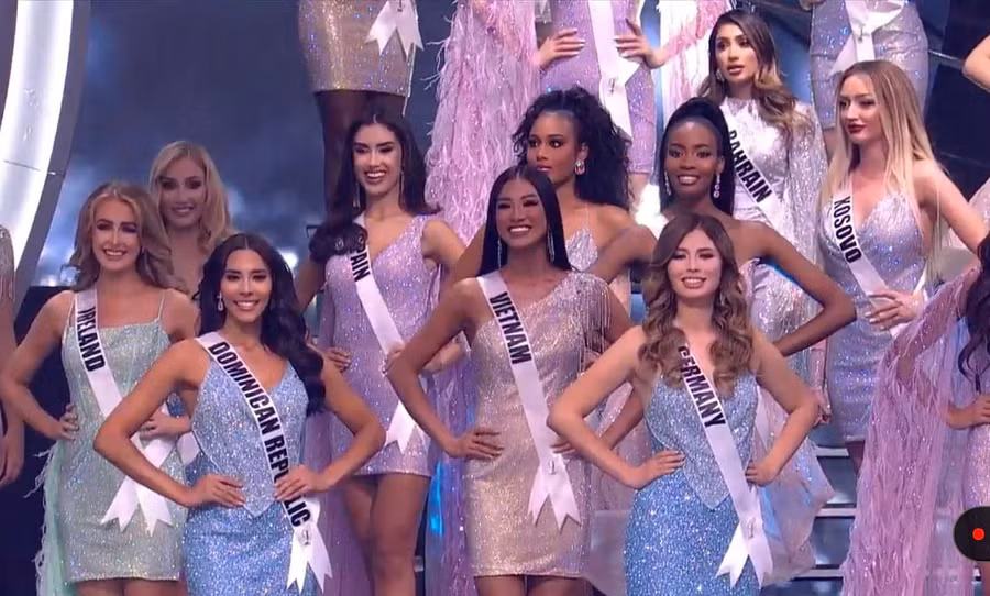 Kim Duyên xuất hiện lộng lẫy trên sân khấu đêm chung kết. Ảnh: Chụp màn hình