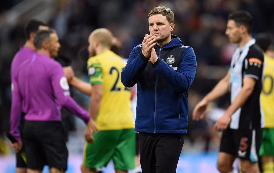 HLV Howe có màn ra mắt Newcastle chưa thể suôn sẻ. Ảnh: AFP