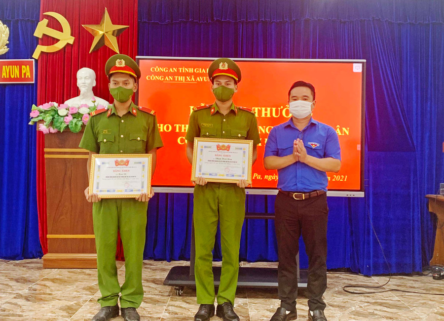 Anh Đỗ Duy Nam-Phó Bí thư Tỉnh Đoàn Gia Lai trao bằng khen gương người tốt-việc tốt cho 2 chiến sĩ Phạm Hoài Nam và Ksor Vi (Công an thị xã Ayun Pa). Ảnh: Vũ Chi