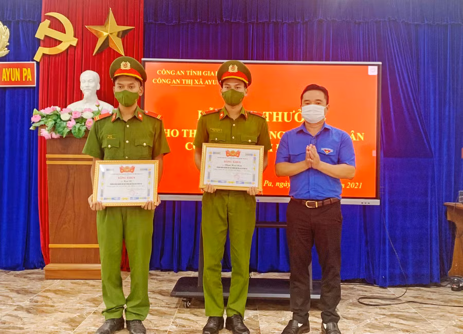 Anh Đỗ Duy Nam-Phó Bí thư Tỉnh Đoàn Gia Lai trao bằng khen gương người tốt-việc tốt cho 2 chiến sĩ Phạm Hoài Nam và Ksor Vi (Công an thị xã Ayun Pa). Ảnh: Vũ Chi