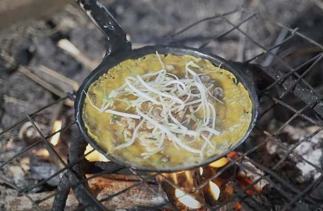 Bánh xèo tôm Biển Hồ. Ảnh: Phan Nguyên Bánh xèo tôm Biển Hồ. Ảnh: Phan Nguyên