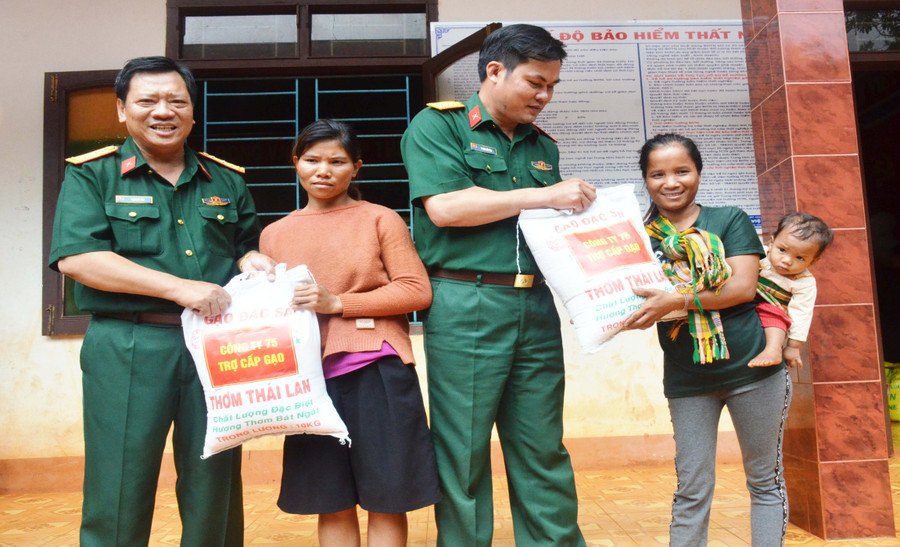 Lãnh đạo Chi nhánh Công ty 75 tặng gạo cho người dân (ảnh chụp trước tháng 4-2021). Ảnh: Vĩnh Hoàng