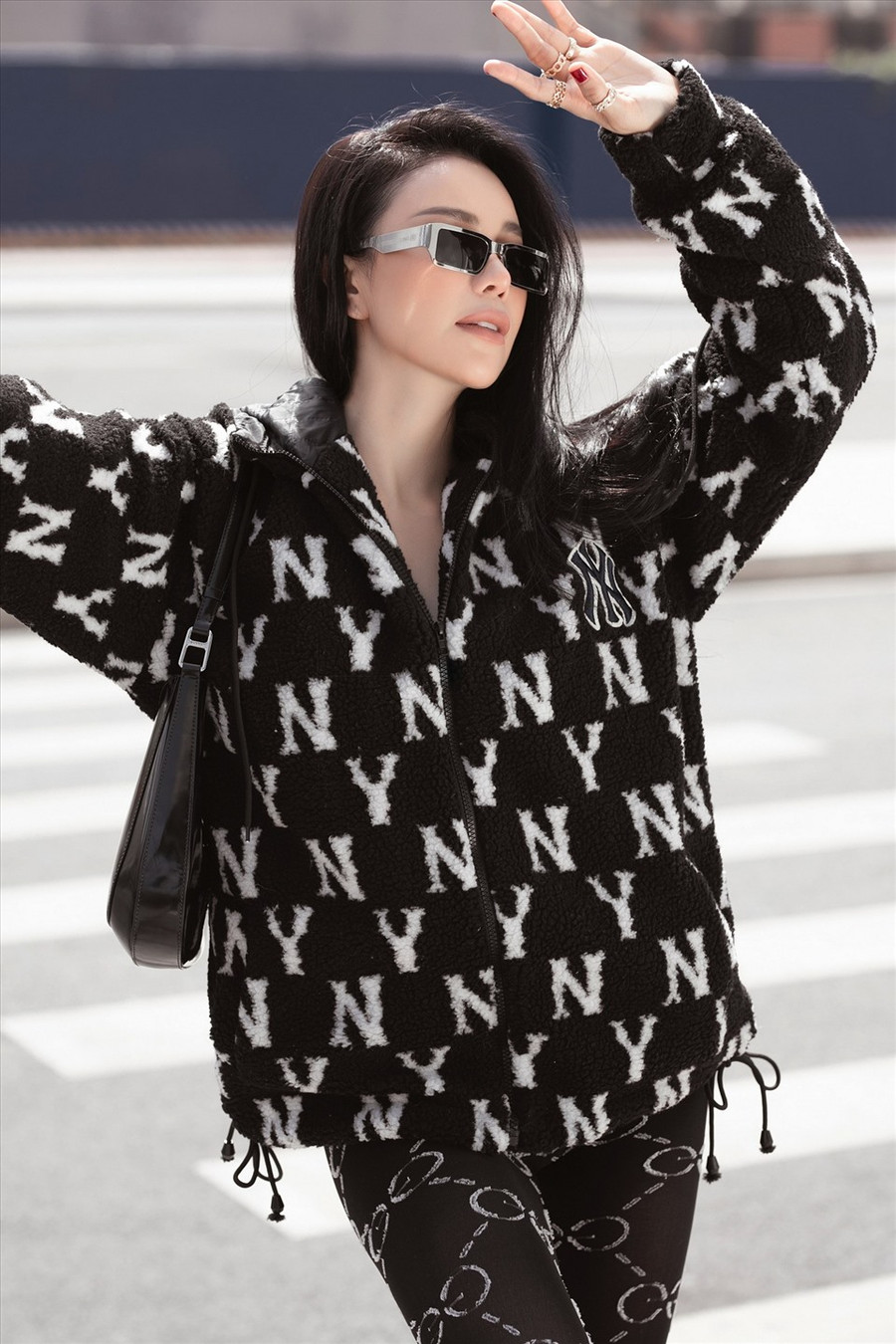 Thừa nhận là mẹ đơn thân, nhưng từ khi có Sophia, cuộc sống của Trà Ngọc Hằng thay đổi hẳn. Cô không còn thời gian đi gặp gỡ bạn bè hay đi chơi khuya, phần lớn thời gian trong ngày cô dành cho công việc kinh doanh và dành cho con gái. Thừa nhận là mẹ đơn thân, nhưng từ khi có Sophia, cuộc sống của Trà Ngọc Hằng thay đổi hẳn. Cô không còn thời gian đi gặp gỡ bạn bè hay đi chơi khuya, phần lớn thời gian trong ngày cô dành cho công việc kinh doanh và dành cho con gái.