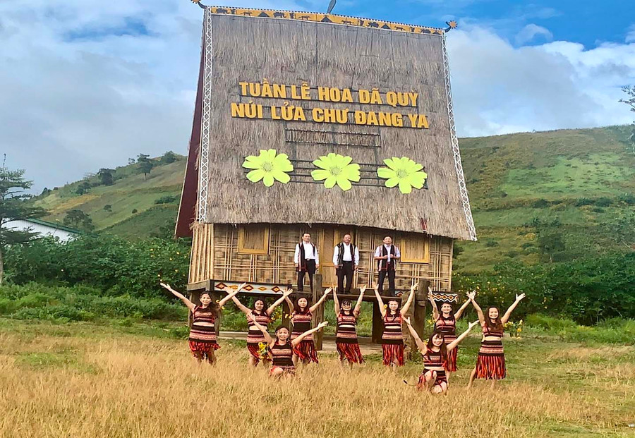 Một tiết mục của Công đoàn cơ sở thị trấn Phú Hòa ghi hình tham gia Hội thi. Ảnh: Hà Tây