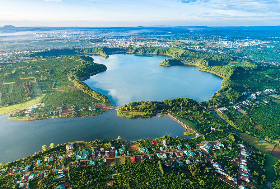 Nắng sớm Biển Hồ. Ảnh: Phạm Quý Ảnh: Phạm Quý