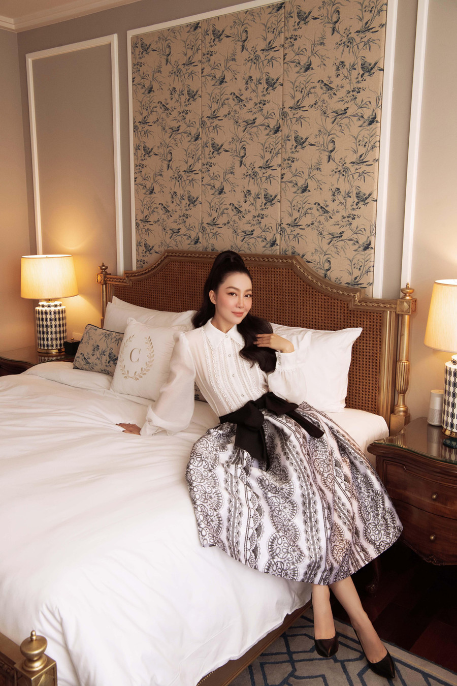 Các phom dáng tối giản chú trọng vào đường cắt may giúp tôn dáng cho người mặc. Ren được nhấn nhá cho đường diềm cổ, tay áo, phối đối xứng trên váy bodycon và chân váy ngắn... mang đến cảm nhận độc đáo ngay từ cái nhìn đầu tiên. Các phom dáng tối giản chú trọng vào đường cắt may giúp tôn dáng cho người mặc. Ren được nhấn nhá cho đường diềm cổ, tay áo, phối đối xứng trên váy bodycon và chân váy ngắn... mang đến cảm nhận độc đáo ngay từ cái nhìn đầu tiên.