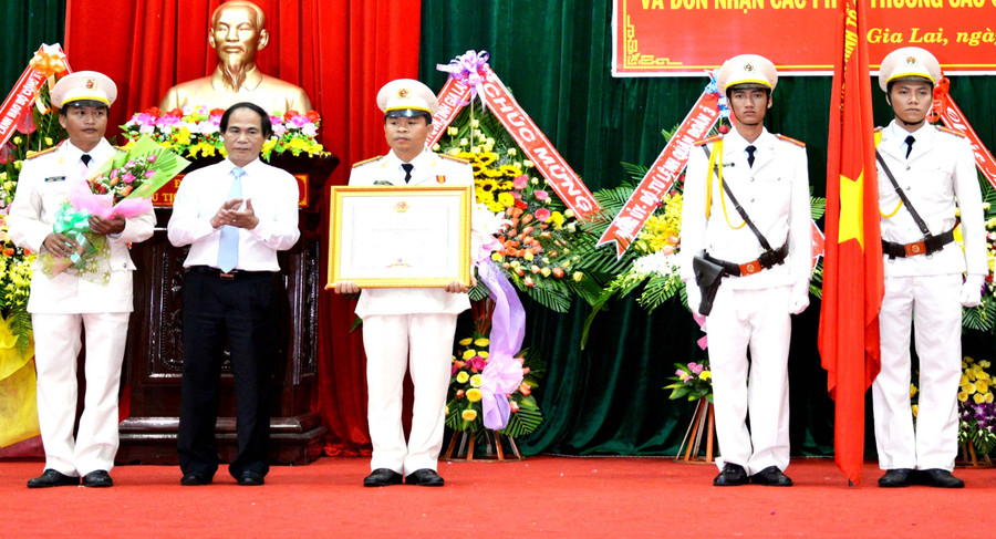 Chủ tịch UBND tỉnh Võ Ngọc Thành trao Huân chương Chiến công hạng ba cho Phòng An ninh Điều tra. Ảnh: H.T