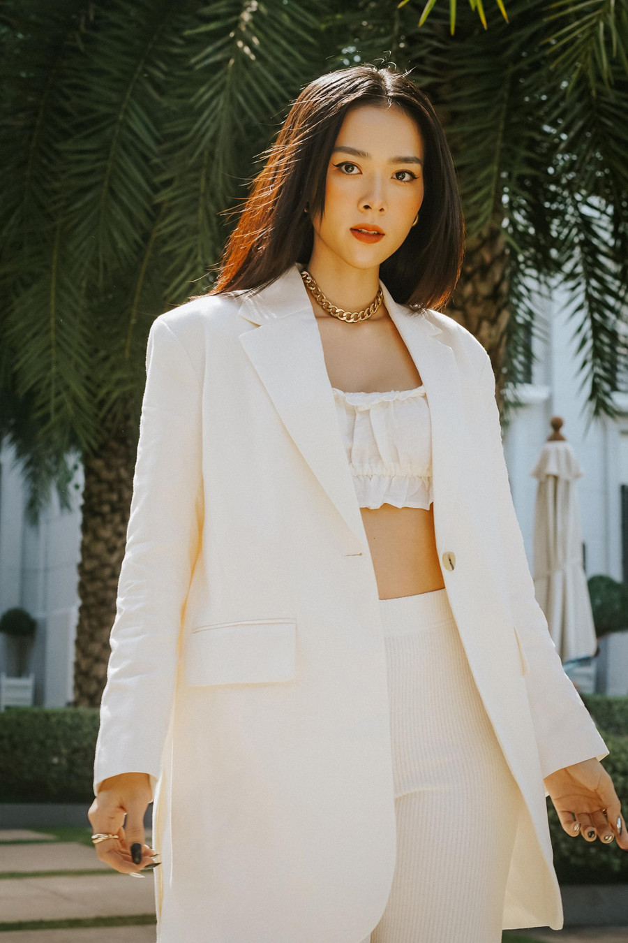 Trong đó, mẫu áo crop-top phối với vest trắng giúp nữ diễn viên vừa khoe được lợi thế về hình thể vừa giữ được sự kín đáo khi cần thiết. Đồng thời, cô còn thể hiện gu thời trang hiện đại bằng mái tóc ép thẳng đang rất thịnh hành. Ảnh: Quỳnh Phạm