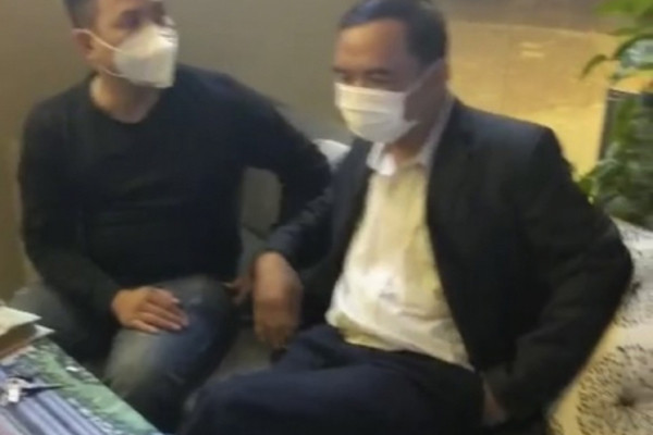 Hình ảnh ông Kha đang nhận tiền tố cáo bị Công an bắt quả tang. Ảnh: Cơ quan công an cung cấp.