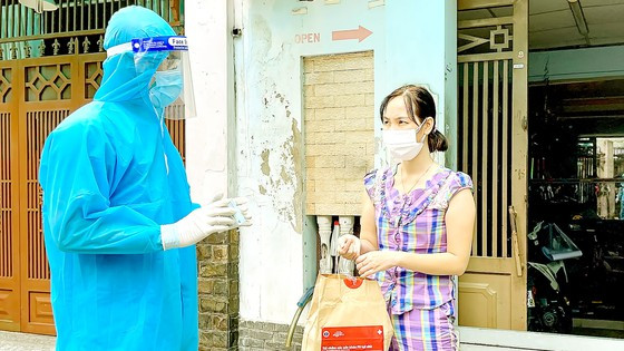 Nhân viên y tế phường 25, quận Bình Thạnh hướng dẫn người dân cách sử dụng thuốc điều trị Covid-19 tại nhà Nhân viên y tế phường 25, quận Bình Thạnh hướng dẫn người dân cách sử dụng thuốc điều trị Covid-19 tại nhà