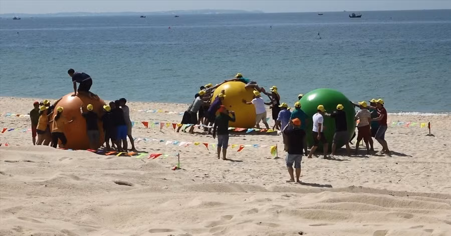 Khách đoàn đến du lịch Mũi Né và chơi team building. Ảnh: DT