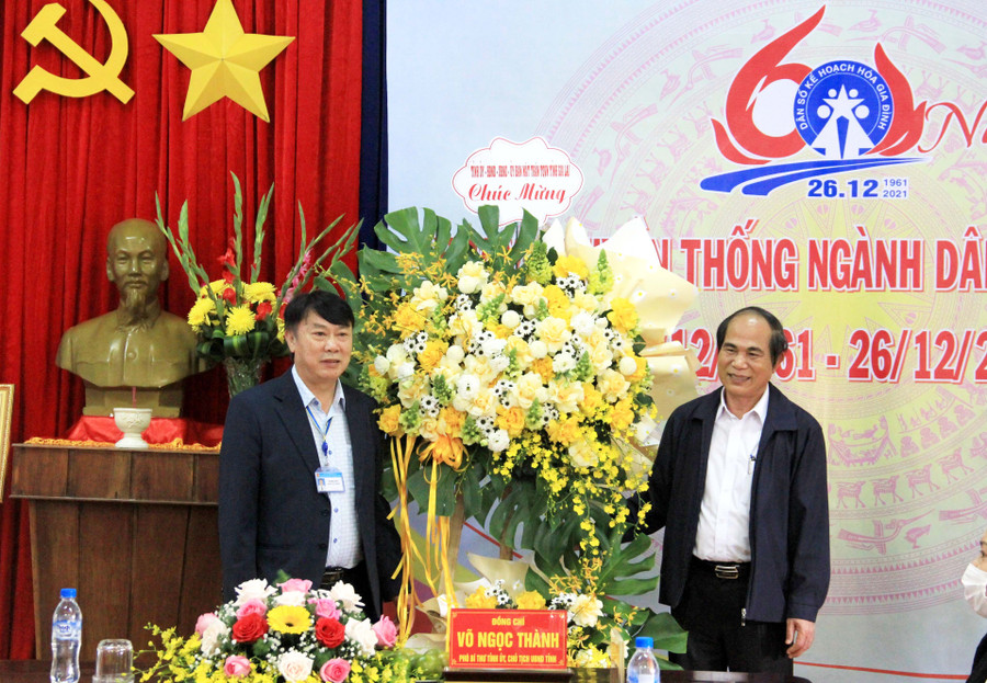 Chủ tịch UBND tỉnh Võ Ngọc Thành (bìa phải) tặng hoa chúc mừng Chi cục Dân số-Kế hoạch hóa gia đình tỉnh nhân kỷ niệm 60 năm Ngày truyền thống ngành Dân số. Ảnh: Đinh Yến