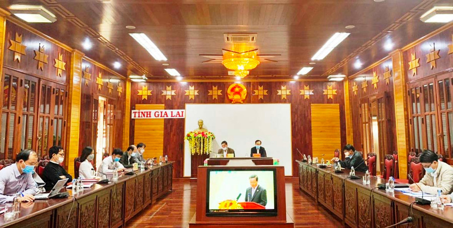 Phó CHủ tịch UBND tỉnh Kpă Thuyên và đại diện các sở ngành dự Hội nghị tại điểm cầu Gia lai. Ảnh: Hồng Thương