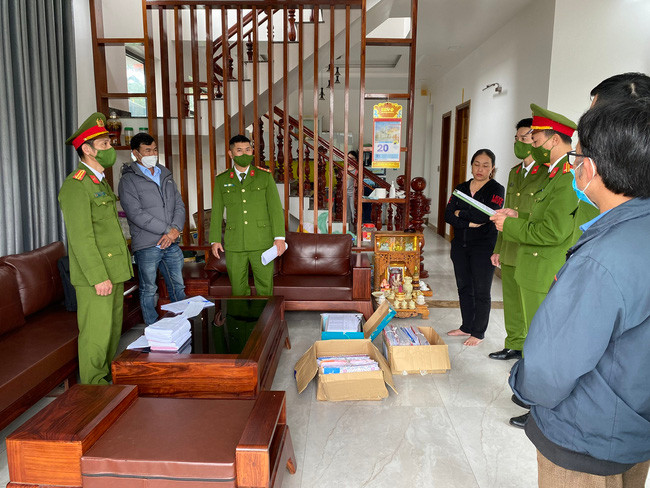 Cơ quan công an thực hiện lệnh khởi tố đối với Giám đốc và kế toán Doanh nghiệp tư nhân Quang Đức. Ảnh: C.A.