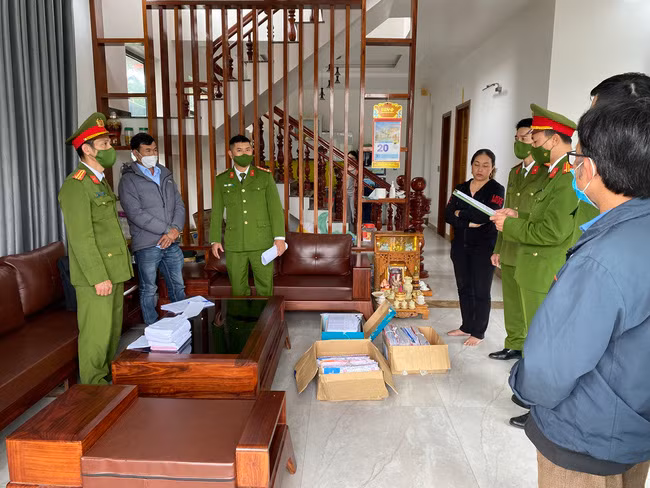 Cơ quan công an thực hiện lệnh khởi tố đối với Giám đốc và kế toán Doanh nghiệp tư nhân Quang Đức. Ảnh: C.A.