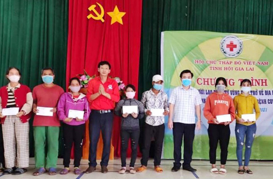 Đoàn công tác hỗ trợ tiền mặt cho các hộ khó khăn từ vùng dịch về địa phương tại xã Ia Lâu, huyện Chư Prông. Ảnh: Hồng Ngọc  Hỗ trợ tiền mặt đa mục đích cho các hộ khó khăn từ vùng dịch về địa phương tại xã Ia Lâu, huyện Chư Prông. Ảnh: Hồng Ngọc