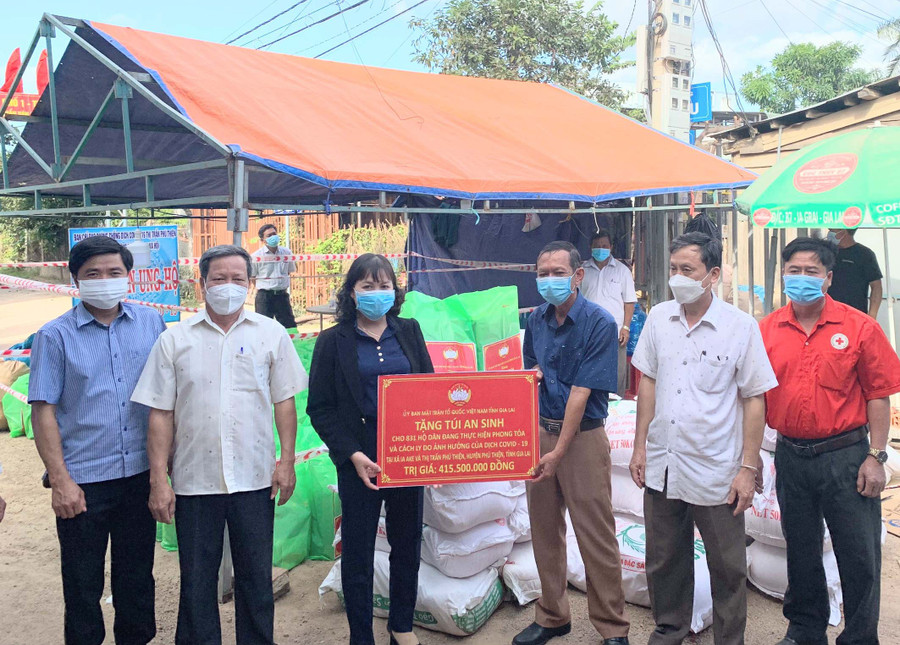 Phó Chủ tịch Ủy ban MTTQ Việt Nam tỉnh Phạm Thị Lan (thứ 3 từ trái qua) trao tặng túi an sinh cho các hộ dân trên địa bàn huyện Phú Thiện. Ảnh: Kỳ Anh Phó Chủ tịch Ủy ban MTTQ Việt Nam tỉnh Phạm Thị Lan (thứ 3 từ trái qua) trao tặng túi an sinh cho các hộ dân trên địa bàn huyện Phú Thiện. Ảnh: Kỳ Anh