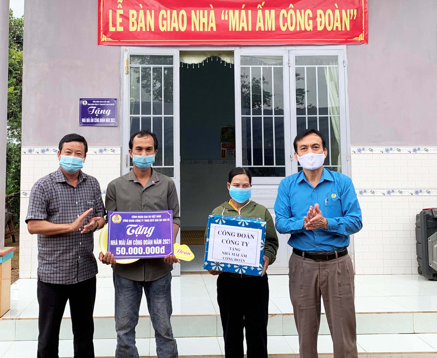 Bàn giao nhà “Mái ấm Công đoàn” cho gia đình chị Trây H’Én (công nhân Nông trường Cao su Ia Hlốp, Công ty Cao su Chư Sê). Ảnh: Hà Thanh Huyền