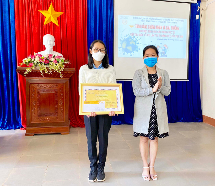 Thừa ủy quyền của Bộ Thông tin và Truyền thông, bà Lê Thị Thu Hương-Phó Giám đốc Sở Thông tin và Truyền thông trao giải Cây bút triển vọng cho em Trần Lê Uyển Nhi. Ảnh: Mộc Trà Thừa Ủy quyền của Bộ Thông tin và Truyền thông, bà Lê Thị Thu Hương-Phó Giám đốc Sở Thông tin và Truyền thông trao giải Cây bút triển vọng cho em Trần Lê Uyển Nhi. Ảnh: Mộc Trà