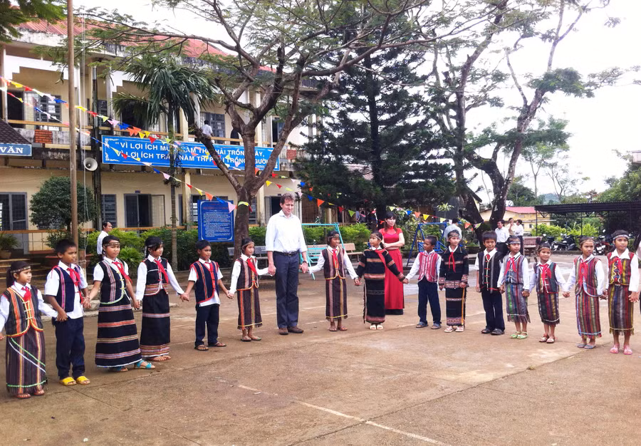 Cán bộ tổ chức UNICEF về thăm và làm việc tại Gia Lai năm 2015