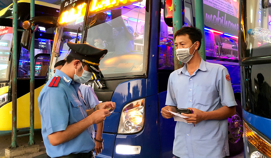 Thanh tra Sở Giao thông-Vận tải kiểm tra điều kiện người lái của tài xế trước giờ xe khởi hành. Ảnh: Lê Hòa