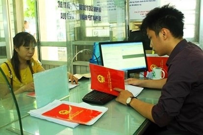 Vẫn còn một số trường hợp sổ đỏ ghi thiếu thông tin kích thước thửa đất. Ảnh: LĐO Vẫn còn một số trường hợp sổ đỏ ghi thiếu thông tin kích thước thửa đất. Ảnh: LĐO