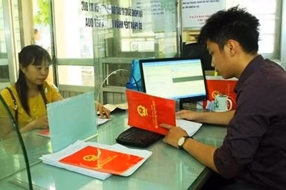 Vẫn còn một số trường hợp sổ đỏ ghi thiếu thông tin kích thước thửa đất. Ảnh: LĐO