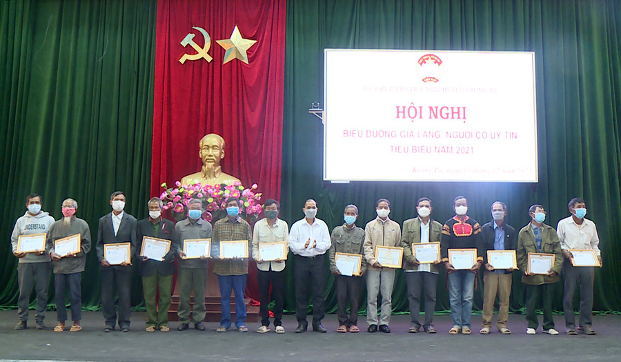 Ông Ksor Ngát-Ủy viên Ban Thường vụ, Trưởng Ban Dân vận, Chủ tịch Ủy ban MTTQ Việt Nam huyện (áo trắng đứng giữa) trao giấy khen cho các già làng, người uy tín tiêu biểu huyện Krông Pa năm 2021. Ảnh: Quang Ngọc Ông Ksor Ngát-Ủy viên Ban Thường vụ, Trưởng Ban Dân vận, Chủ tịch Ủy ban MTTQ Việt Nam huyện (áo trắng đứng giữa) trao giấy khen cho các già làng, người uy tín tiêu biểu huyện Krông Pa năm 2021. Ảnh: Quang Ngọc