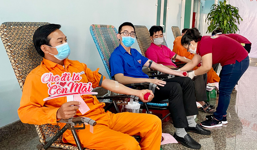  Với thông điệp “Vạn trái tim-Một tấm lòng”, hơn 150 cán bộ, công nhân viên đến từ các đơn vị trực thuộc Công ty Điện lực Gia Lai đã đăng ký tham gia hiến máu. Ảnh: Hà Duy