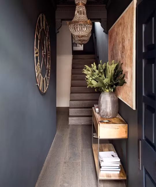 Với hành lang tối và hẹp, các lựa chọn trang trí tạo ra sự khác biệt lớn. Ruth Mottershead, giám đốc sáng tạo, Little Greene, cho biết: 