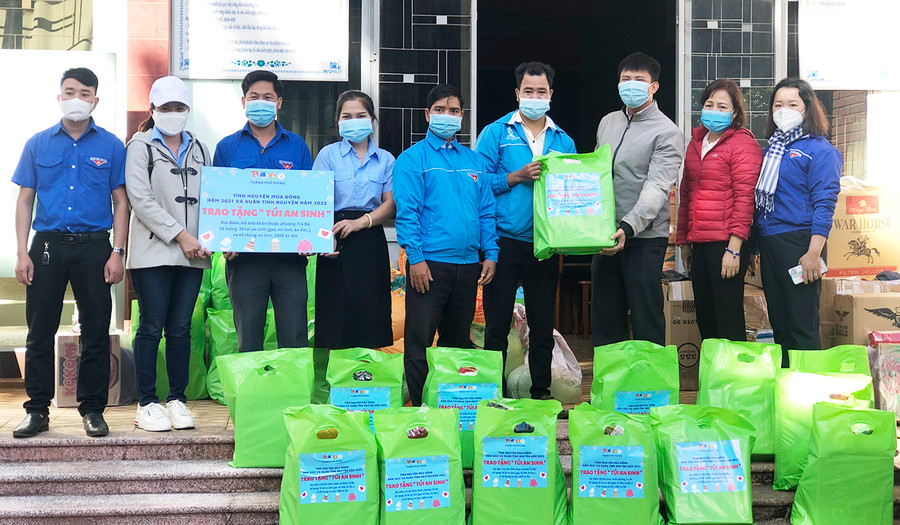  Hội LHTN Việt Nam TP. Pleiku tặng quà cho hộ dân khó khăn phường Trà Bá (TP. Pleiku). Ảnh: Phan Lài