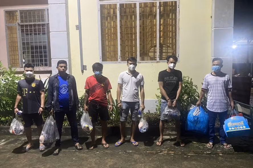 6/8 đối tượng đến cơ quan công an đầu thú liên quan vụ án mạng khiến 1 người chết 1 người bị thương ở Bình Phước. Ảnh: T.Thành