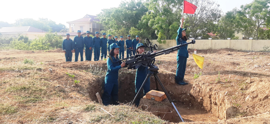 Nữ dân quân huyện Đak Pơ huấn luyện trên thao trường. Ảnh: Vĩnh Hoàng