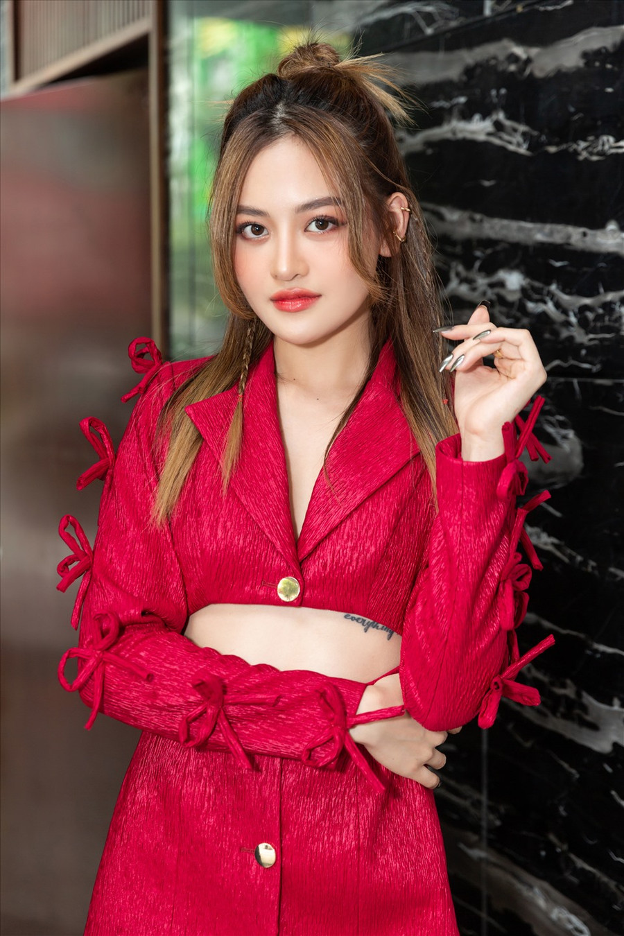 Thùy Anh ở đời thường gắn liền với sự nữ tính, nhẹ nhàng, nhưng ít ai biết ẩn sâu bên trong nữ diễn viên là sự mạnh mẽ và nổi loạn. The Champion chính là sân chơi để cô thể hiện điều đó.