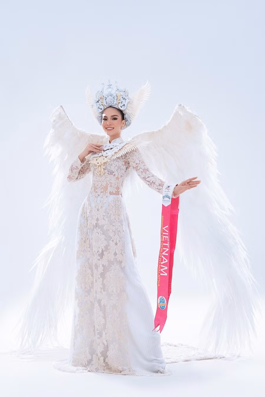 Trang phục truyền thống của đại diện Việt Nam mang thông điệp hòa bình cũng tạo được ấn tượng khi trình diễn. Ảnh: NVCC