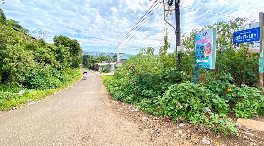 Nhiều hộ dân sinh sống dọc con đường Châu Văn Liêm có đất thuộc vùng quy hoạch của dự án khu dân cư đường Nguyễn Văn Linh. Ảnh: Mộc Trà