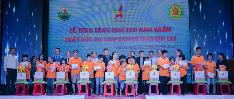 Hội Doanh nhân trẻ tỉnh Gia Lai cùng Hội Doanh nhân trẻ Việt Nam tặng quà cho trẻ em chất độc da cam dioxin tỉnh. Ảnh: Đinh Yến