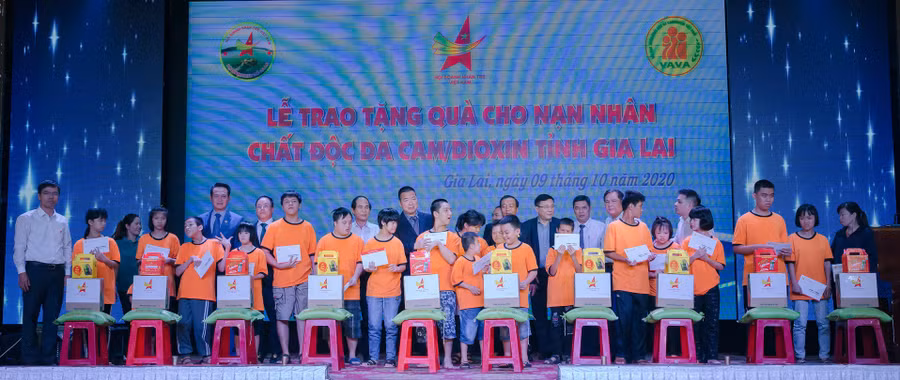 Hội Doanh nhân trẻ tỉnh Gia Lai cùng Hội Doanh nhân trẻ Việt Nam tặng quà cho trẻ em chất độc da cam dioxin tỉnh. Ảnh: Đinh Yến