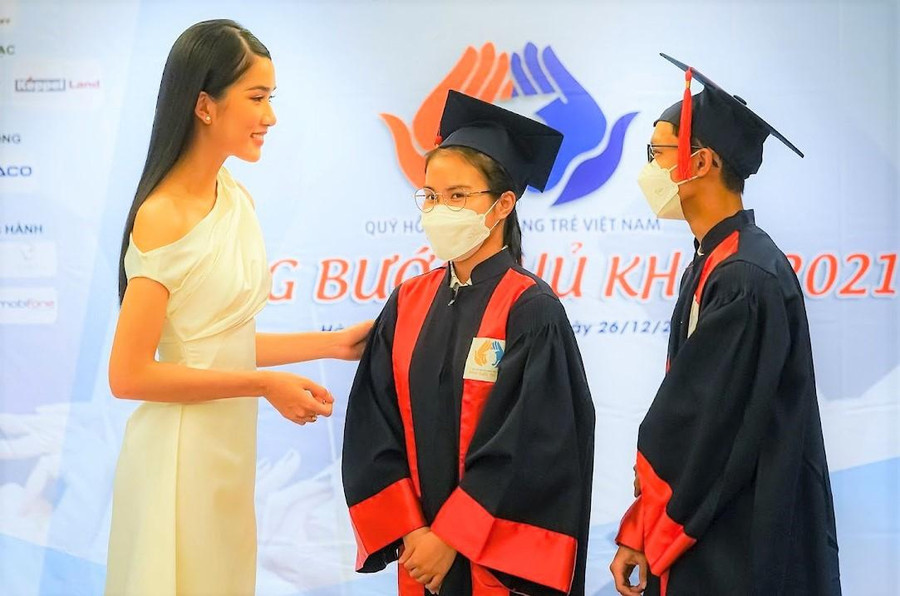 Ảnh: Lê Thanh Á hậu 1 Cuộc thi Hoa hậu Việt Nam năm 2020 Phạm Ngọc Phương Anh chia sẻ với thủ khoa tại chương trình “Nâng bước thủ khoa
