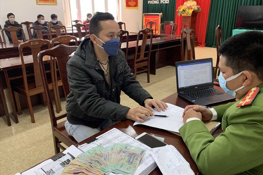 Các đối tượng trong tụ điểm đánh bạc bằng hình thức cá độ bóng đá tại cơ quan công an. Ảnh: Nguyên Hùng Các đối tượng trong tụ điểm đánh bạc bằng hình thức cá độ bóng đá tại cơ quan công an. Ảnh: Nguyên Hùng