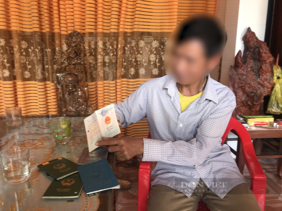 Ông H.V.C ở xã Hàm Ninh, huyện Võ Ninh, tỉnh Quảng Bình và những cuốn hộ chiếu du lịch tìm trầm xuyên biên giới. Ảnh chụp tháng 11/2021 - PV