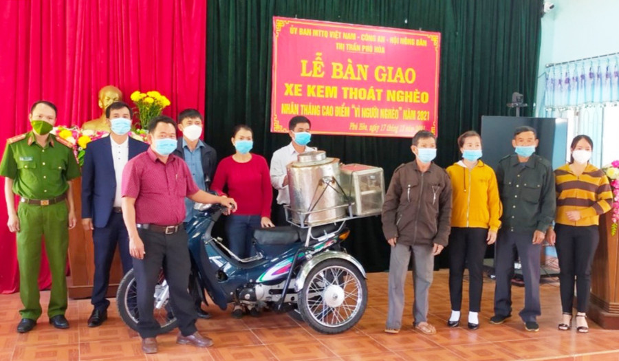  Ông Nguyễn Viết Bình (thứ 4 từ bên phải qua ở thôn 4, (thị trấn Phú Hòa, huyện Chư Păh) nhận xe kem thoát nghèo. Ảnh: Ngọc Anh