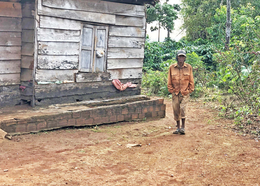 Cứ thấy có người là ông Rơ Lan Sốp lại lẳng lặng bỏ đi. Ảnh: Anh Huy