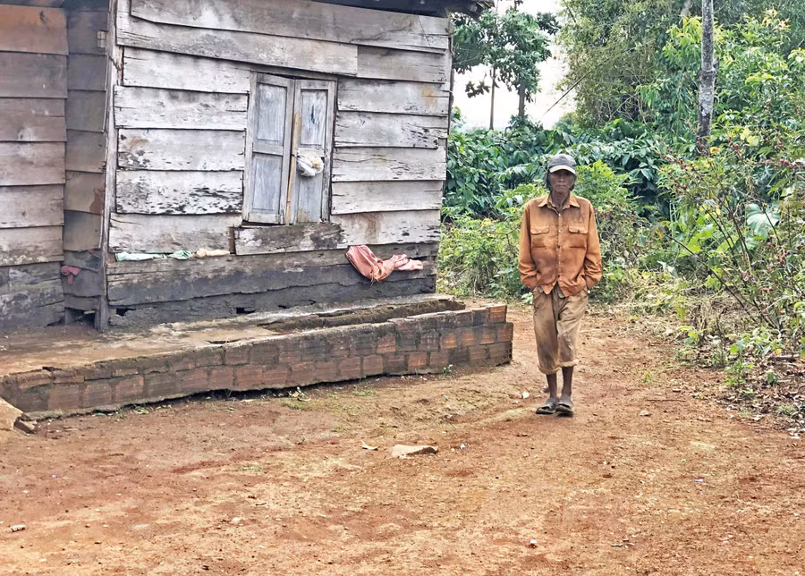 Cứ thấy có người là ông Rơ Lan Sốp lại lẳng lặng bỏ đi. Ảnh: Anh Huy