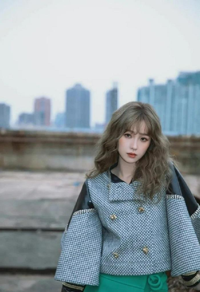  Ngu Thư Hân chọn tone cam cho màu má tán nhẹ lên phía trên để mặt bớt tròn nhìn gọn gàng hơn.